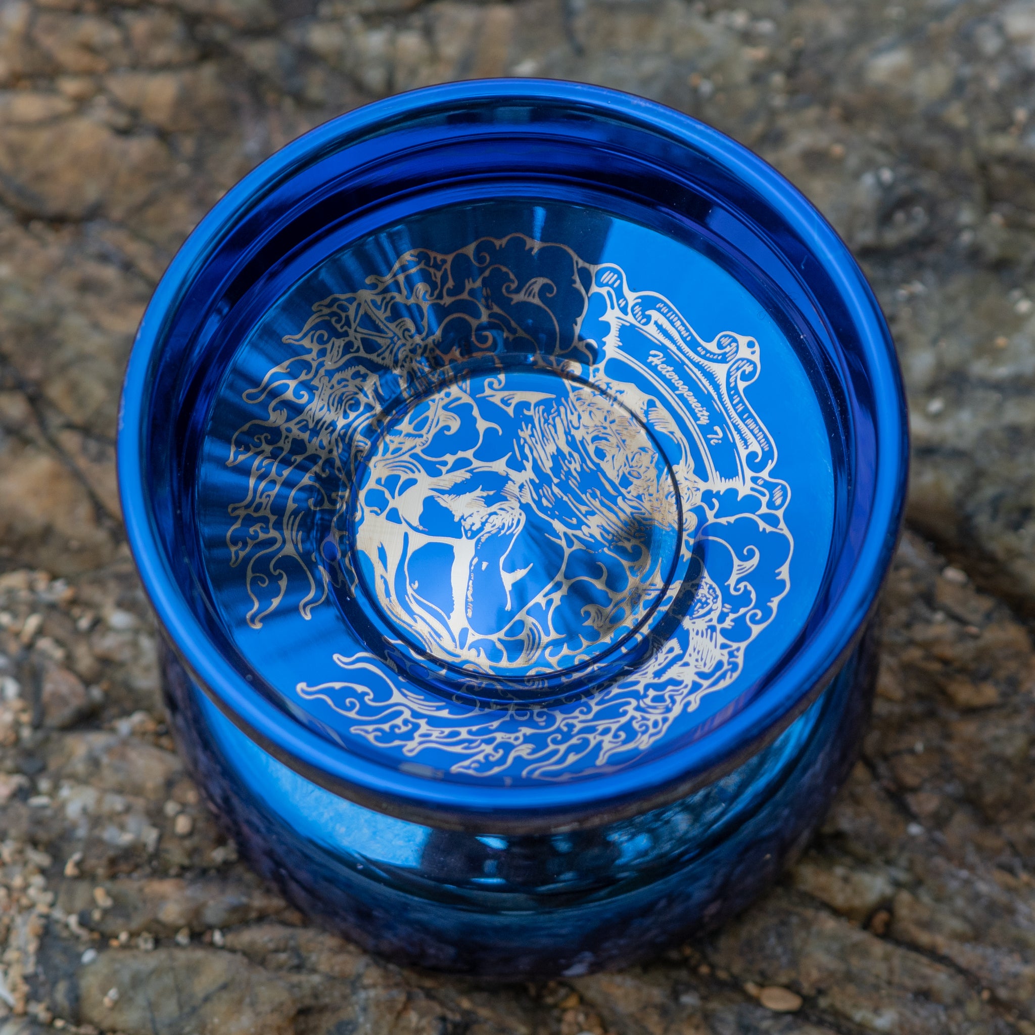 Heterogeneity Ti / Polished Royal Blue / Gold Engraving