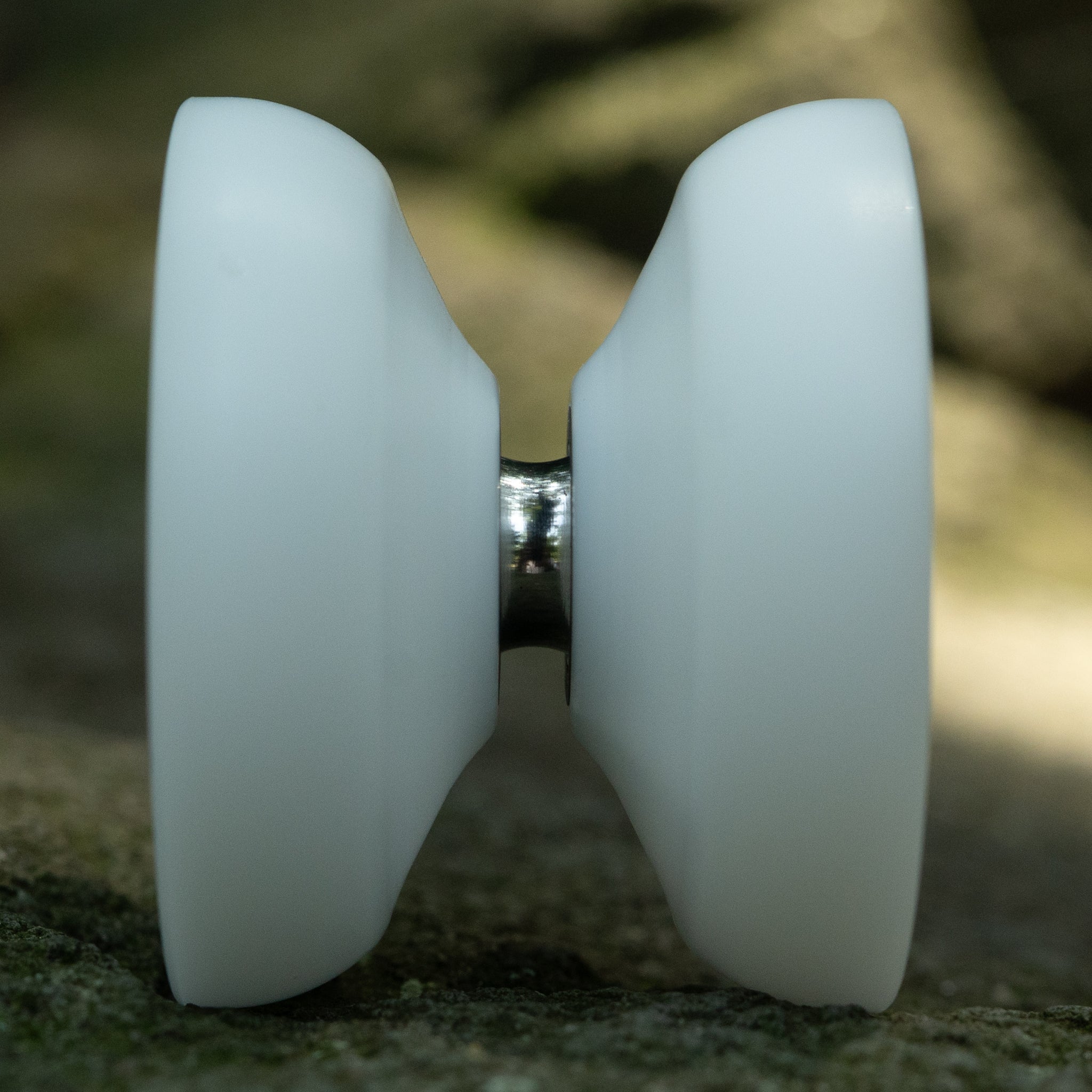 "Heteron" Regular Logo / White (T-Blue Hub)